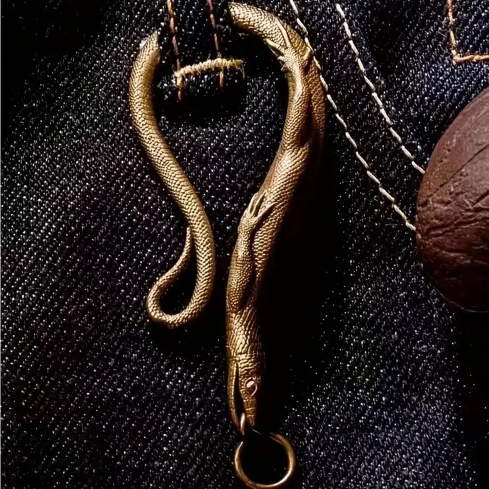 Brass lizard